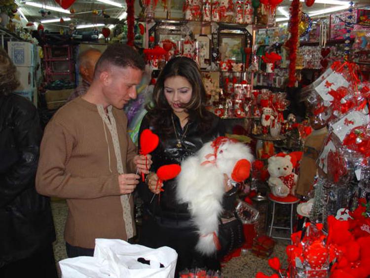 San Valentino: Baghdad in rosso per festa innamorati, Najaf la vieta