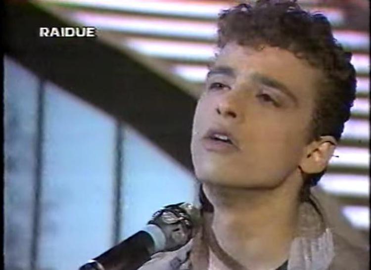 Eros Ramazzotti durante l'esibizione del 1984 al Festival di Sanremo