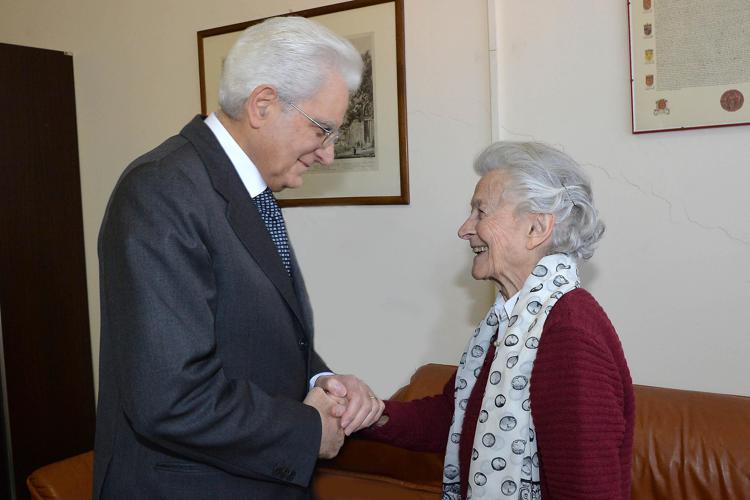 Il Presidente  Mattarella con la signora Miesi de Januario Bachelet  (foto di Antonio Di Gennaro - Ufficio Stampa Quirinale)