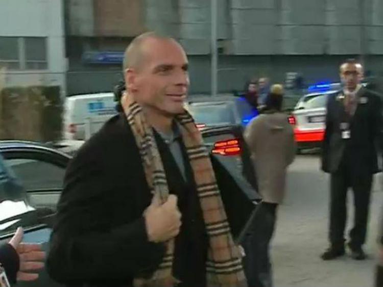 Grecia: Varoufakis abbandona giacca di pelle per lungo cappotto