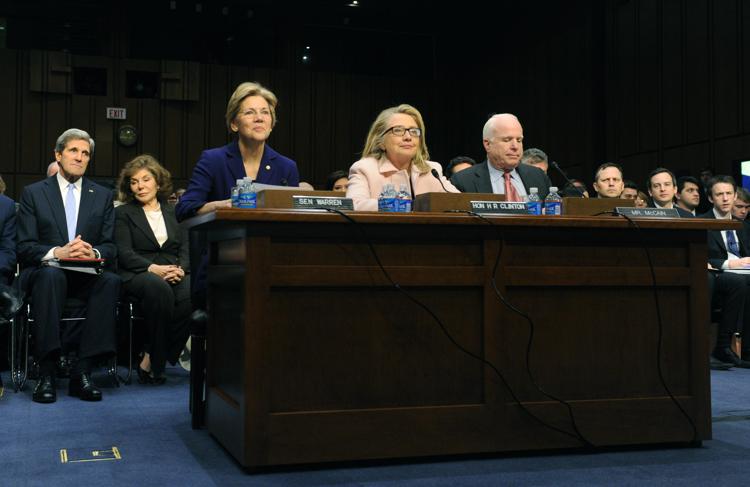 Elizabeth Warren e Hillary Clinton  insieme durante un'audizione al Senato (Foto Infophoto) 