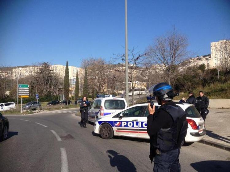 Francia, paura a Marsiglia: colpi di kalashnikov da uomini incappucciati