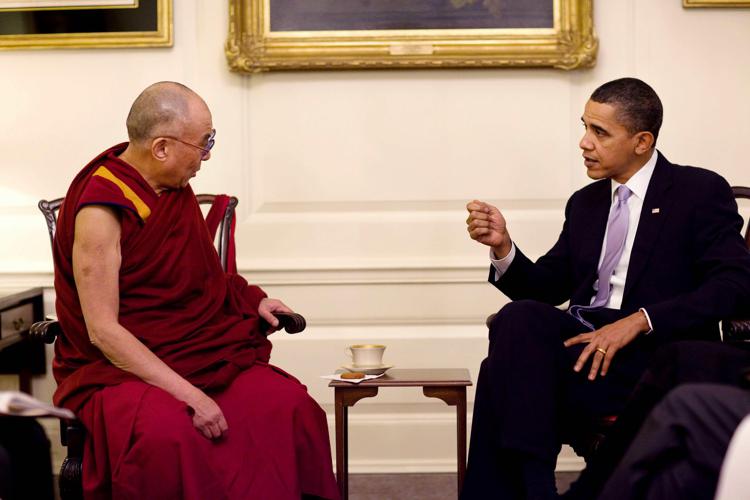 Barack Obama e Dalai Lama durante l'incontro   alla Casa Bianca nel 2010 (Foto Inphoto) 