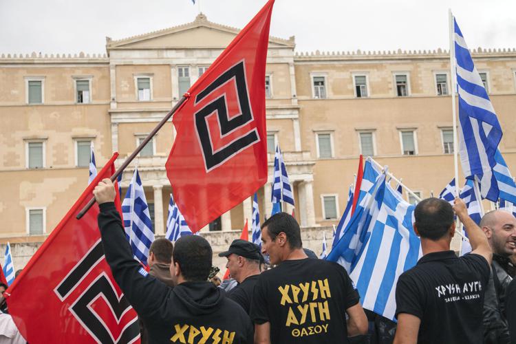 Militanti di Alba Dorata manifestano davanti al Parlamento di Atene. (Infophoto)
