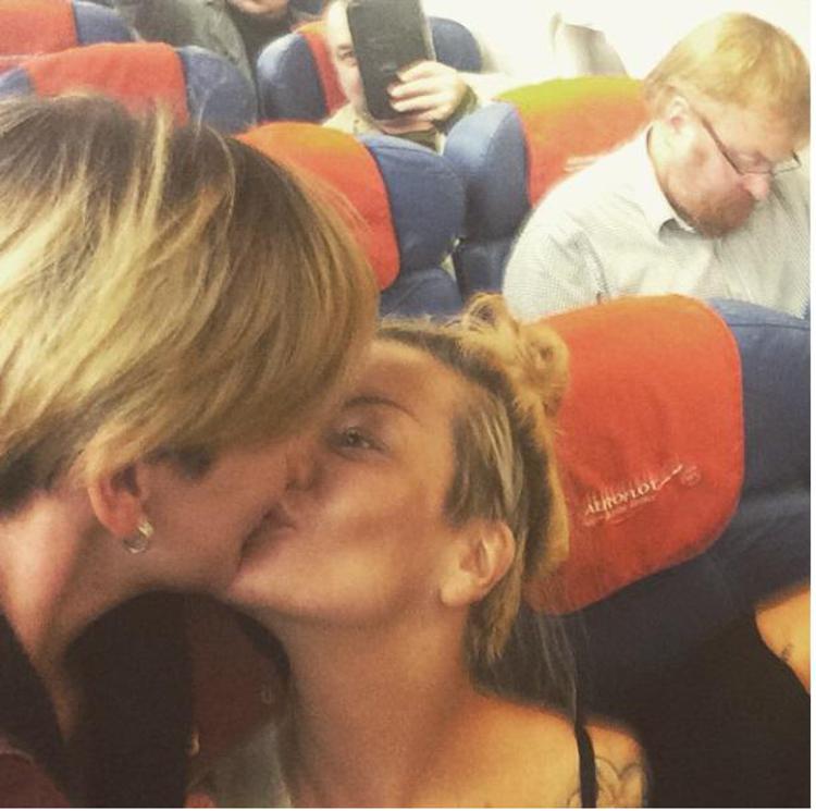 Russia: il bacio delle ragazze sull'aereo di fronte al deputato anti gay