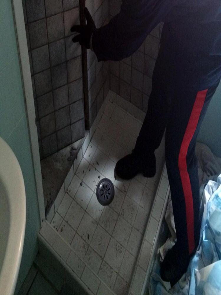 Napoli: droga in intercapedine box doccia, carabinieri arrestano 45enne a Caivano