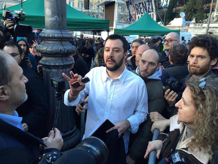 Lega: Salvini in piazza, da Renzi a Fornero un 'vaffa' per tutti