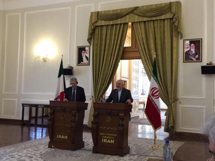 il ministro degli Esteri Paolo Gentiloni e il collega iraniano  Mohammad Javad Zarif - (foto Adnkronos)