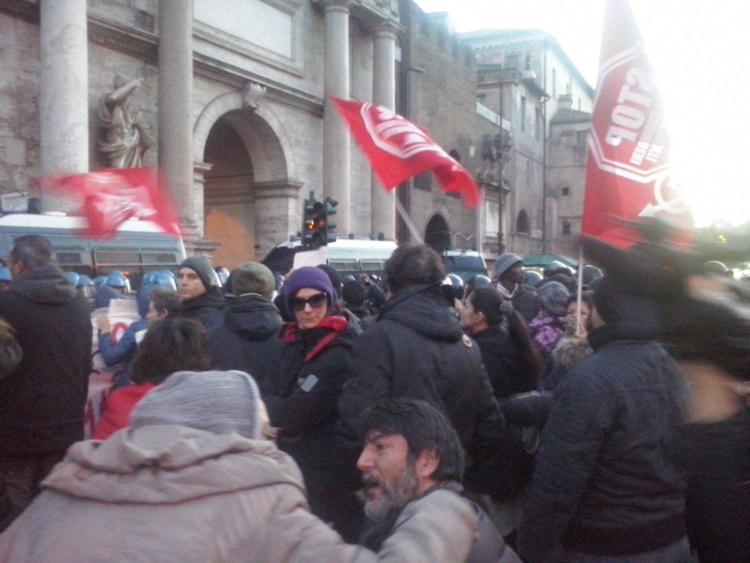 Gli attivisti dei movimenti per il diritto all'abitare in piazza contro Salvini (Adnkronos)