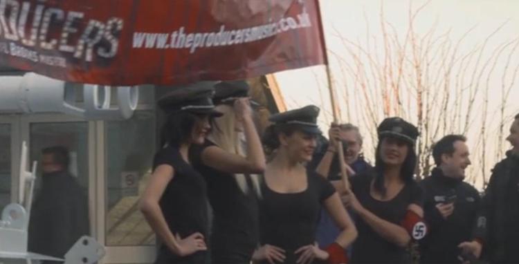 Gb: incursione ballerini in tenuta nazista  a conferenza Ukip