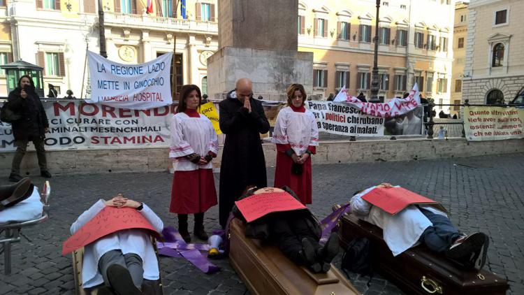 Il 'funerale' davanti Montecitorio dei lavoratori del Gruppo Garofalo