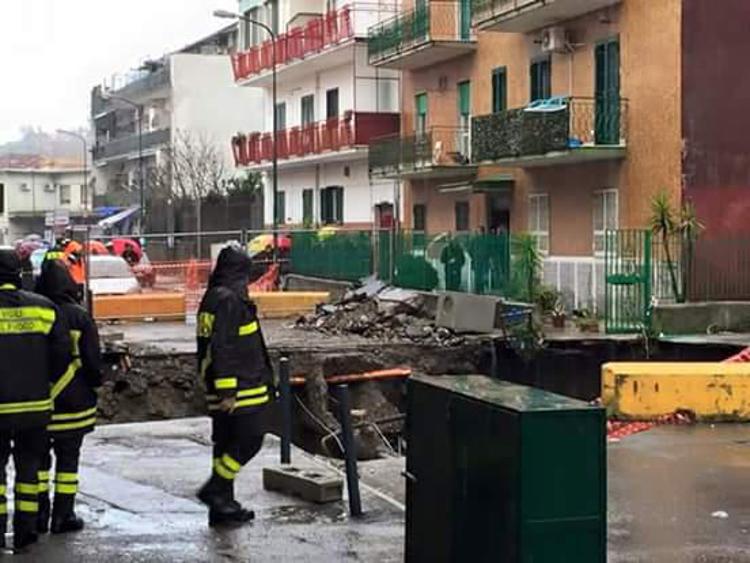 Maltempo, voragine a Napoli: 380 evacuati. Esonda il Sarno. In Sicilia frane, allagamenti e circolazione in tilt