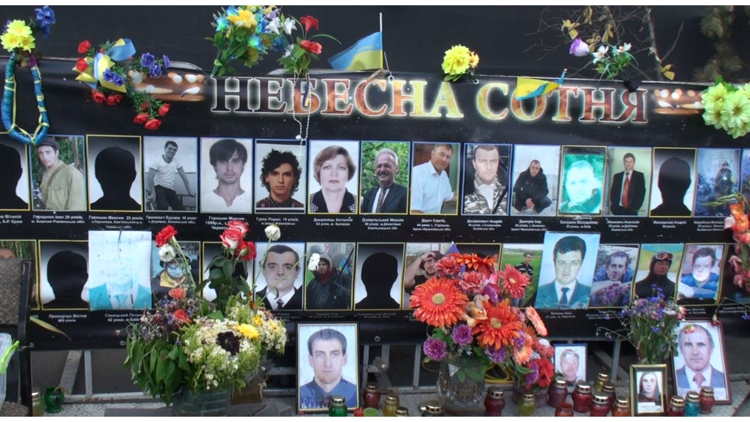 Le foto delle vittime sulla Maidan - (foto Adnkronos)