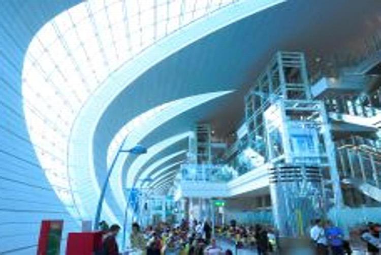 Terminal passeggeri dell'aeroporto di Dubai (Infophoto).