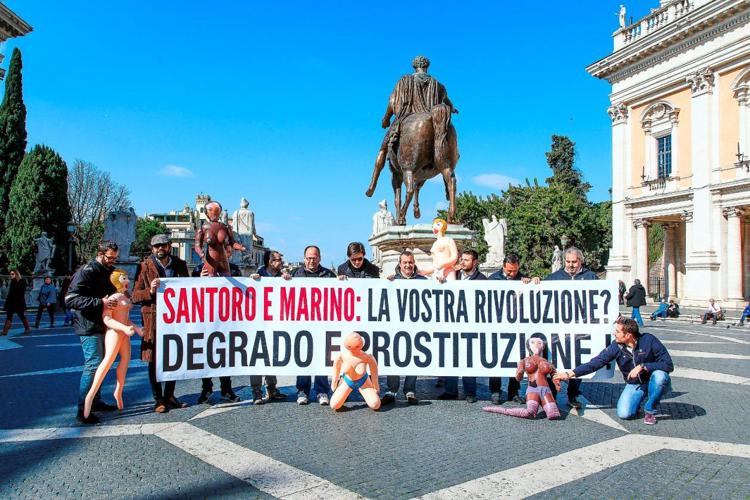 Il flash mob dei consiglieri municipali di Forza Italia in piazza del Campidoglio