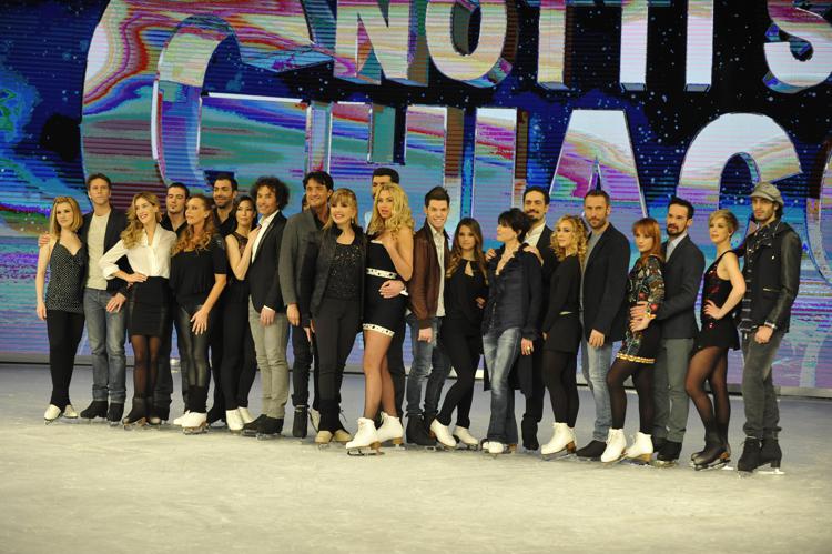 Milly Carlucci con i concorrenti di 'Notti sul ghiaccio' (Foto Adnkronos)