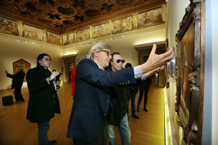Antonello Venditti visita la mostra accompagnato dal curatore Vittorio Sgarbi (foto Paolo Righi/Meridiana Immagini)