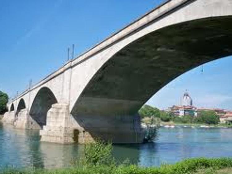 Il Ponte dell'Impero di Pavia (foto Commons.wikimedia.org).
