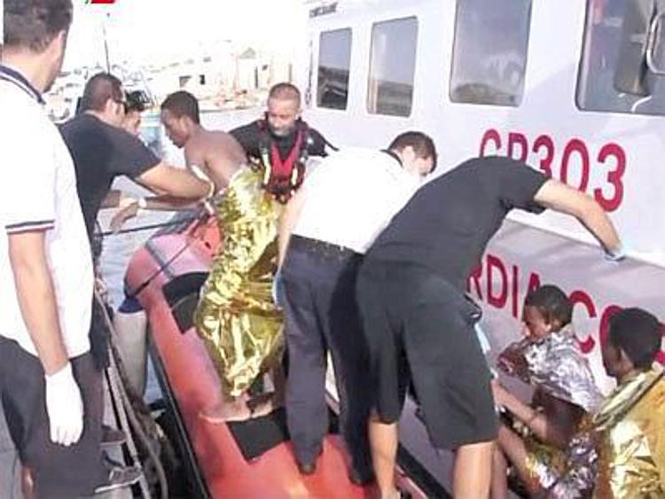 Immigrati: a Lampedusa medaglia d'oro al merito della Croce Rossa