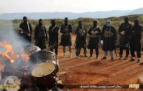 'Wilayat Barqa", ovvero la filiale dell'autoproclamato Califfato nella regione della Cirenaica, nella Libia orientale, ha postato sul web alcune foto che mostrano i suoi miliziani bruciare alcuni strumenti musicali. "Uomini dell'Hisba (la polizia religiosa, ndr) sequestrano e distruggono strumenti musicali", hanno scritto gli estremisti