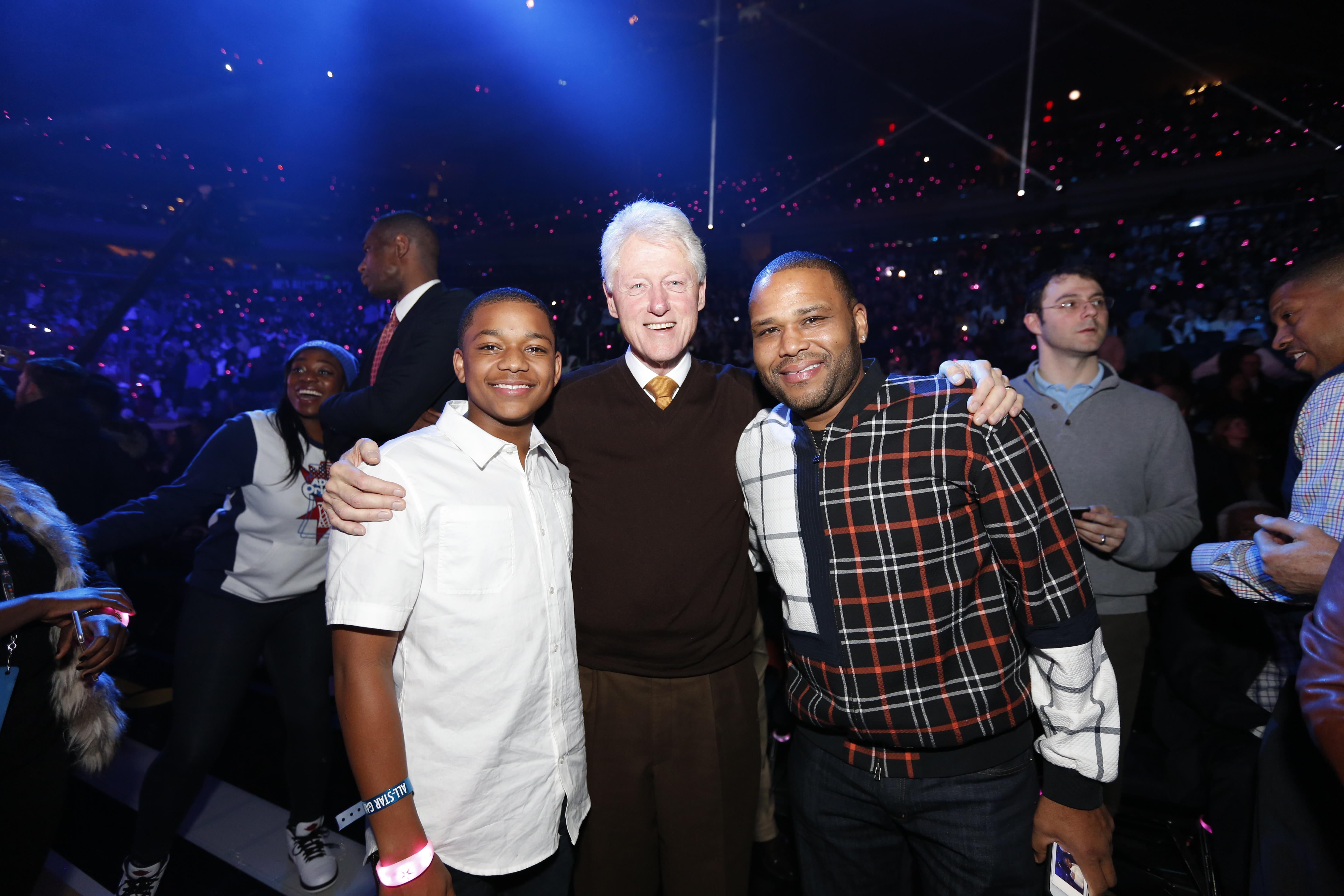 Bill Clinton e Anthony Anderson (NBAE via Getty Images)