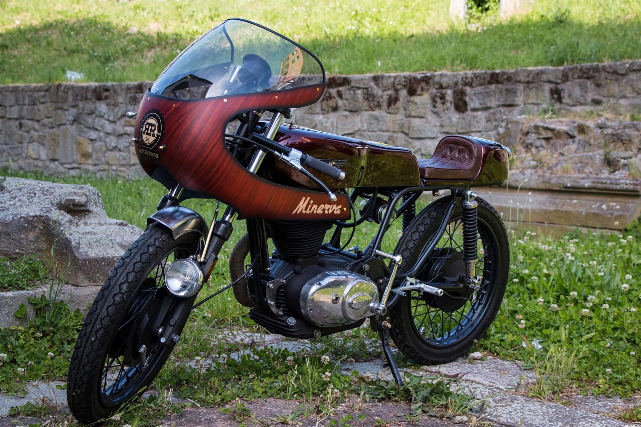 'Minerva' nasce da una Ducati Mark 3 250cc. Simone Ceccarelli l'ha trasformata in una special particolare: cupolino in legno, dettagli in madreperla. L'ha comprata un collezionista belga all'asta organizzata a Parigi da Bonhams