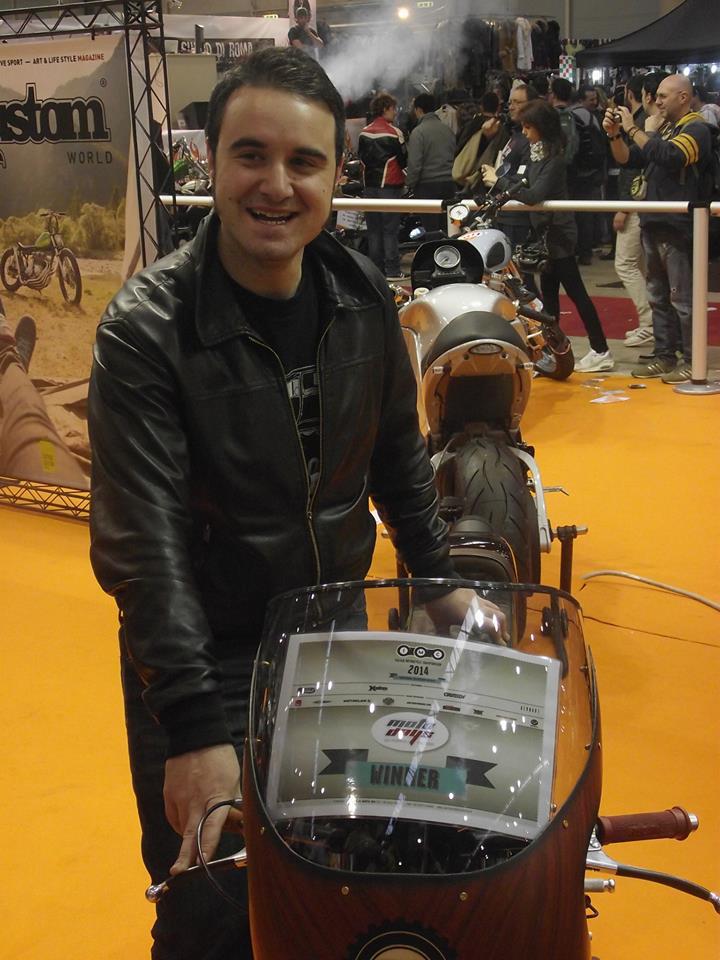 Simone Ceccarelli con 'Minerva' al Moto Days di Roma nel 2014. Durante la kermesse, la moto ha vinto il primo premio assegnato alle moto special