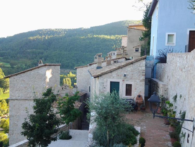 Turismo: da Castello di Postignano a Civita Bagnoregio, i borghi rinati con la cultura