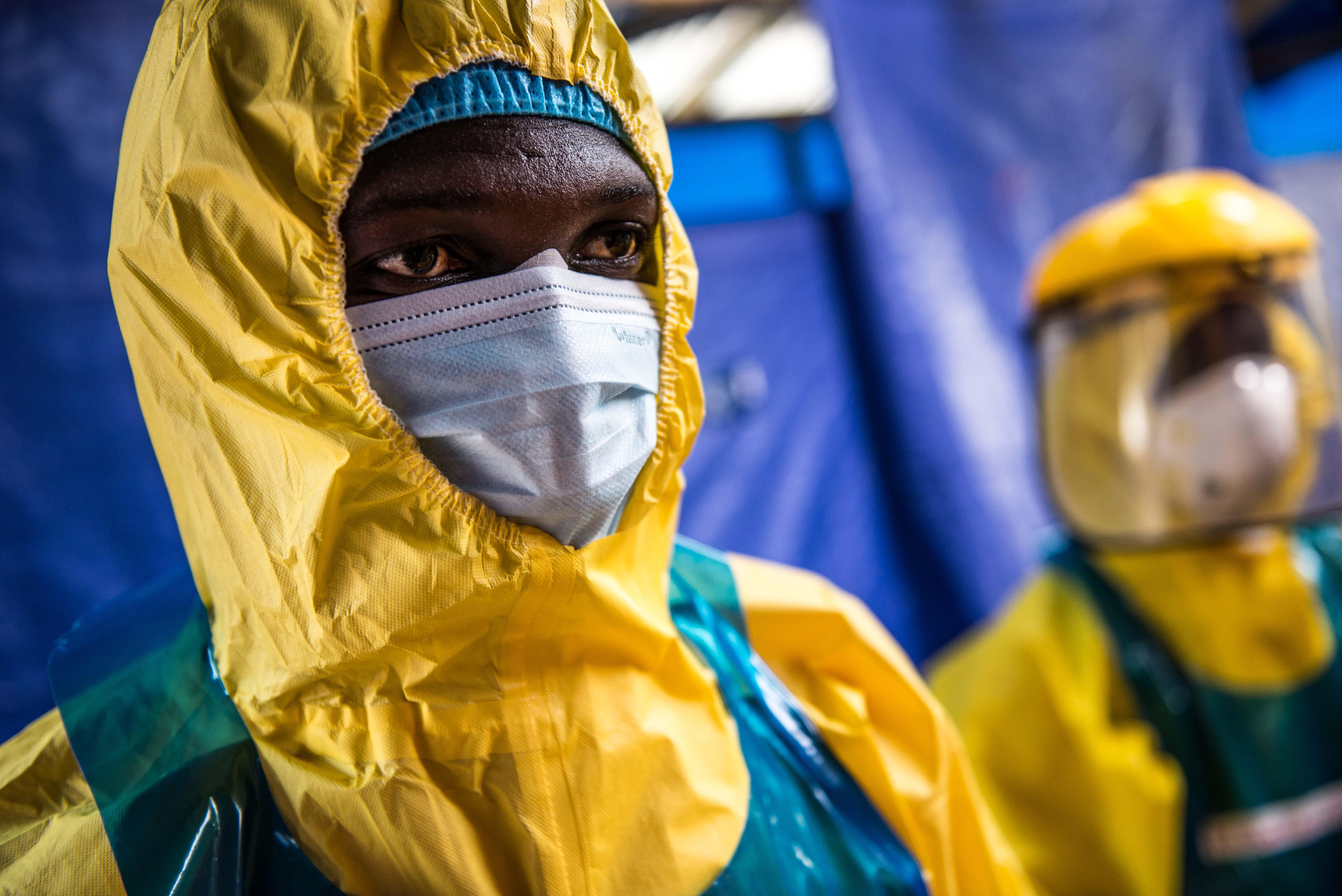 Ebola Holding Centre a Lakka. Il personale nella foto non è personale Oxfam. Foto Tommy Trenchard / Oxfam