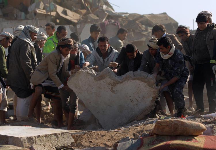 Civili cercano superstiti dopo un raid saudita nello Yemen - (foto AFP)