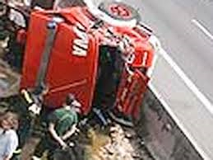 Incidenti: scontro tra auto e camion nel bresciano, un morto e un ferito
