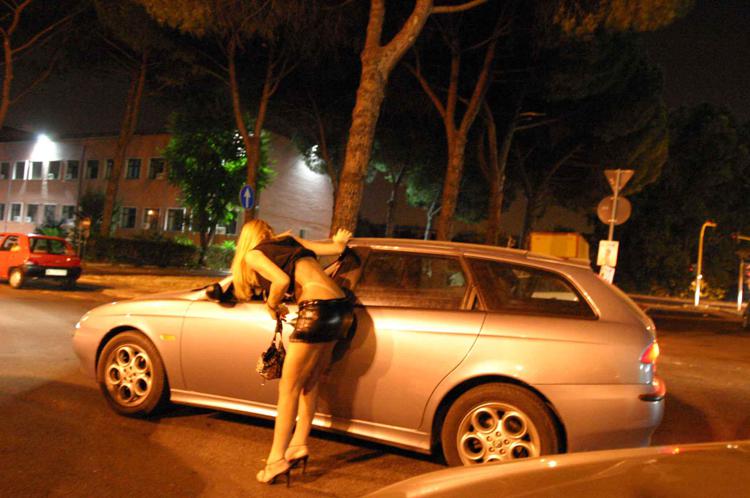 Roma: 16enne romena costretta a prostituirsi, tra 5 arrestati anche madre