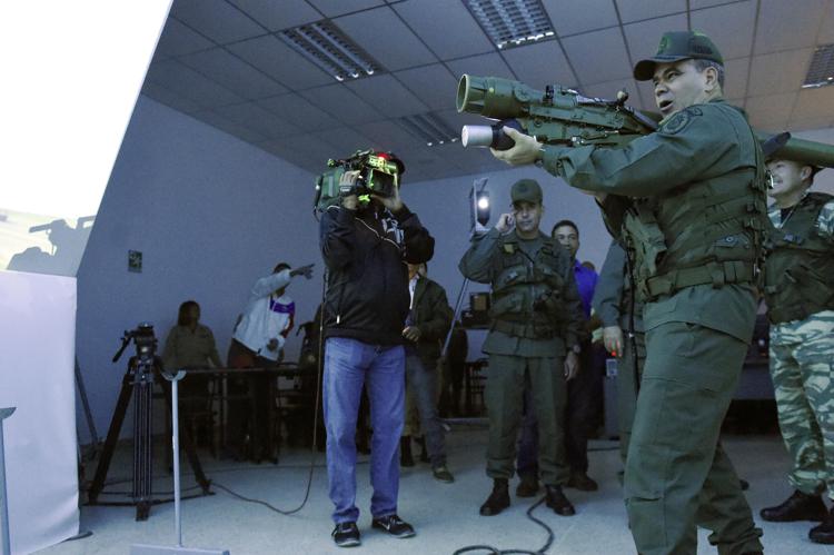 Il ministro della Difesa venezuelano Padrino imbraccia  un lancia missili 