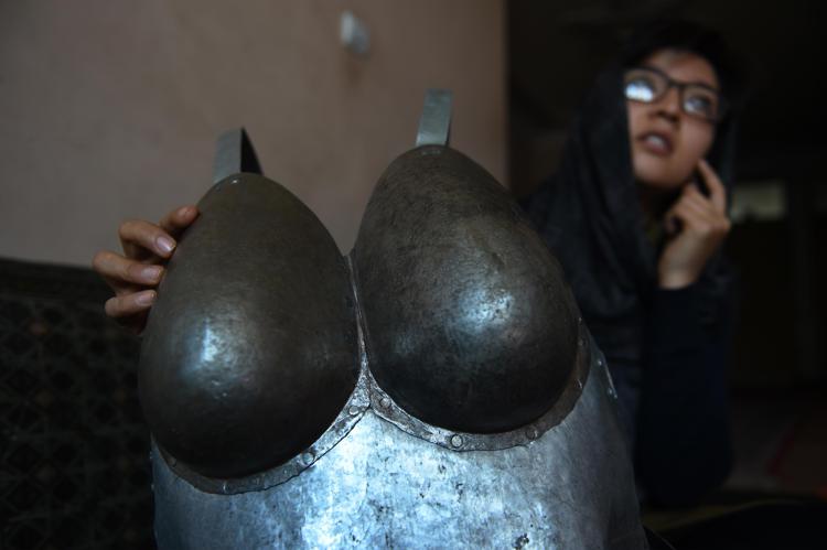 L'artista Kubra Khademi mostra l'armatura anti-molestie - (Foto Afp)