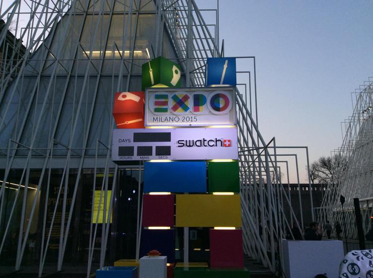 Totem-orologio Swatch per il countdown di Expo 2015