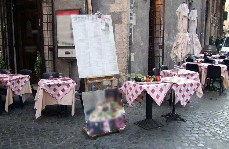 Roma: blitz polizia locale contro tavolino selvaggio in centro