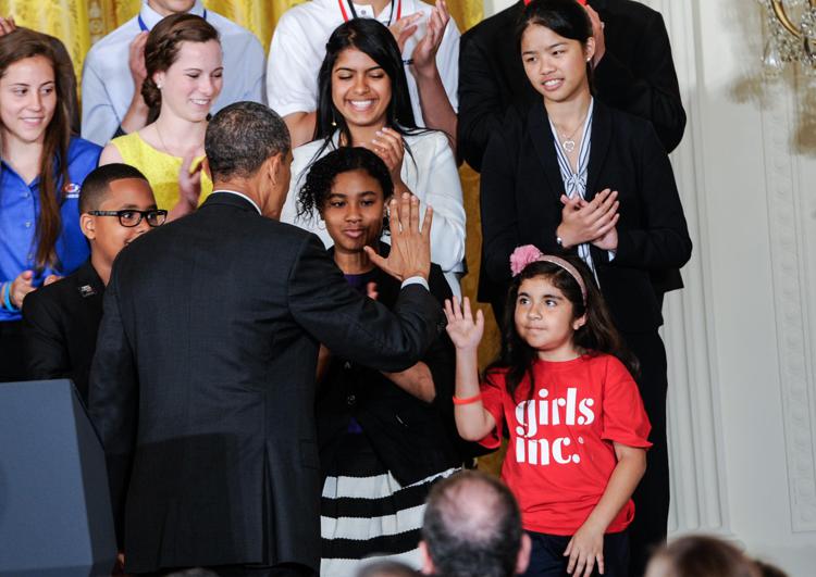 Barack Obama premia studentesse alla Casa Bianca (Foto Xinhua) 