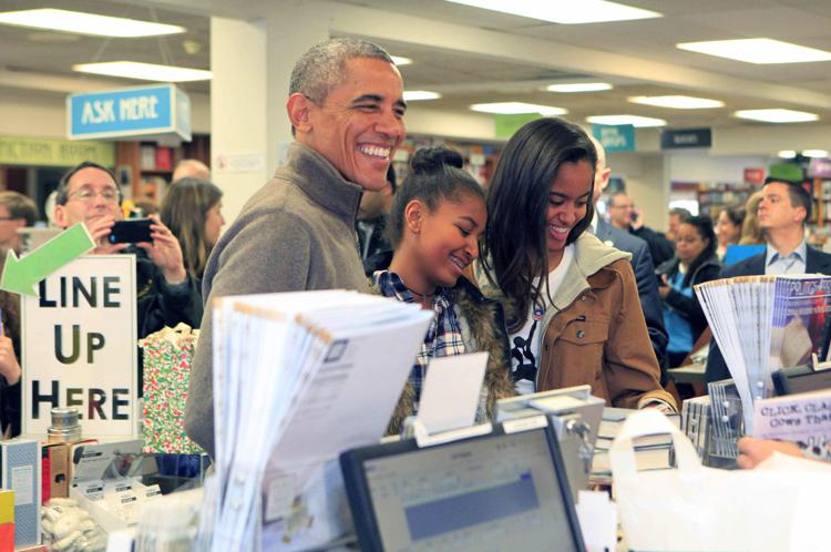 Barack Obama insieme alle figlie Malia e Sasha (Foto Infophoto) 