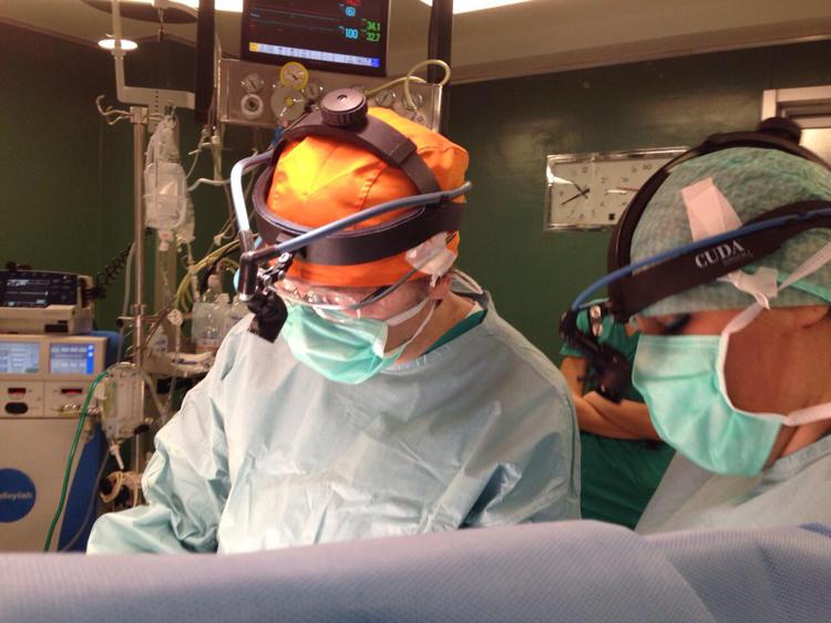 Il chirurgo in sala operatoria mentre indossa i Google Glass 