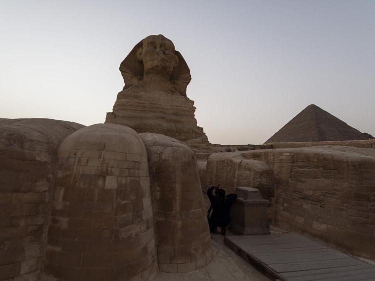 Egitto: un filmino 'porno' all'ombra delle Piramidi, sdegno al Cairo
