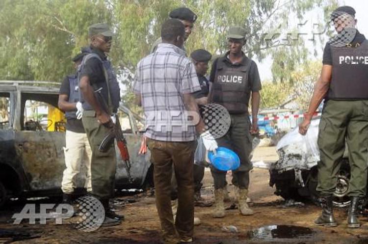 Polizia nigeriana sul luogo di un attentato.  - (foto Afp)