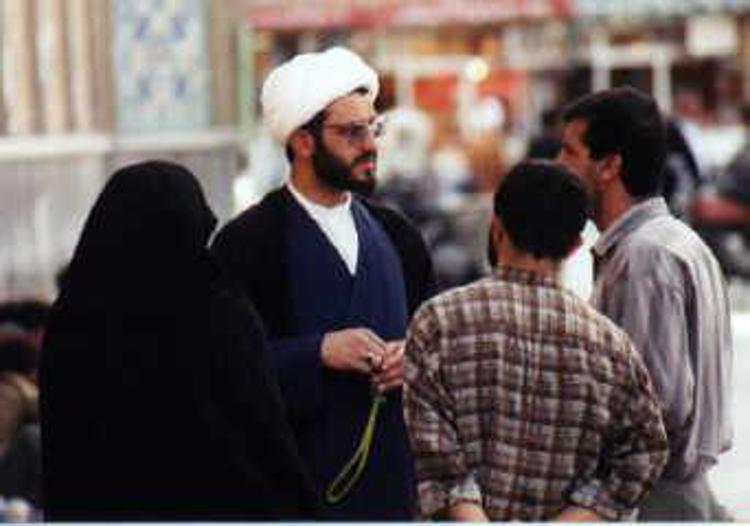 Iran: accecò uomo con acido, punito con legge del taglione
