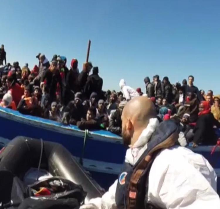 Immigrati: si rovescia barcone nel Canale di Sicilia, 10 morti