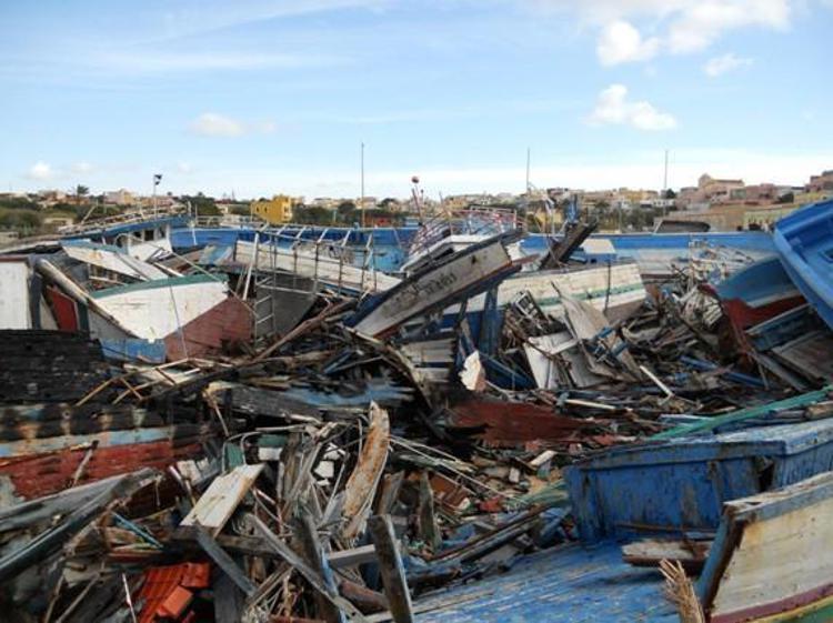 Immigrati: sgomberato 'cimitero dei barconi' a Lampedusa