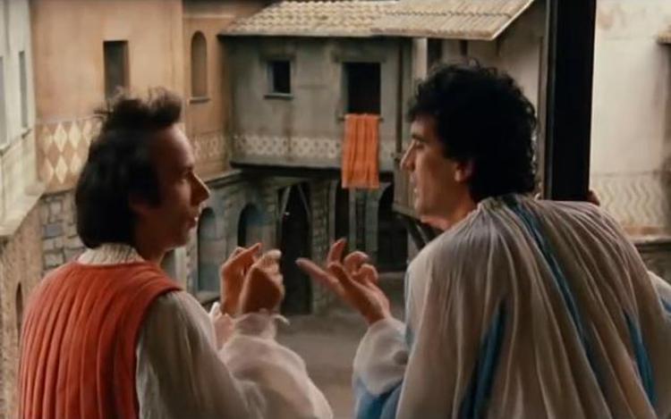 Nella foto, Roberto Benigni e Massimo Troisi in una scena del film