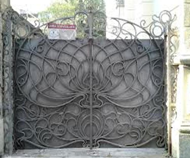 Un cancello automatico (foto Wikipedia.org).