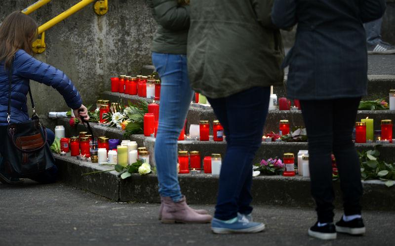 Compagni di scuola depongono candele e fiori di fronte alla scuola superiore Joseph-Koenig-Gymnasiumdi Haltern frequentata da alcune delle giovanissime vittime della tragedia aerea (Foto Afp)