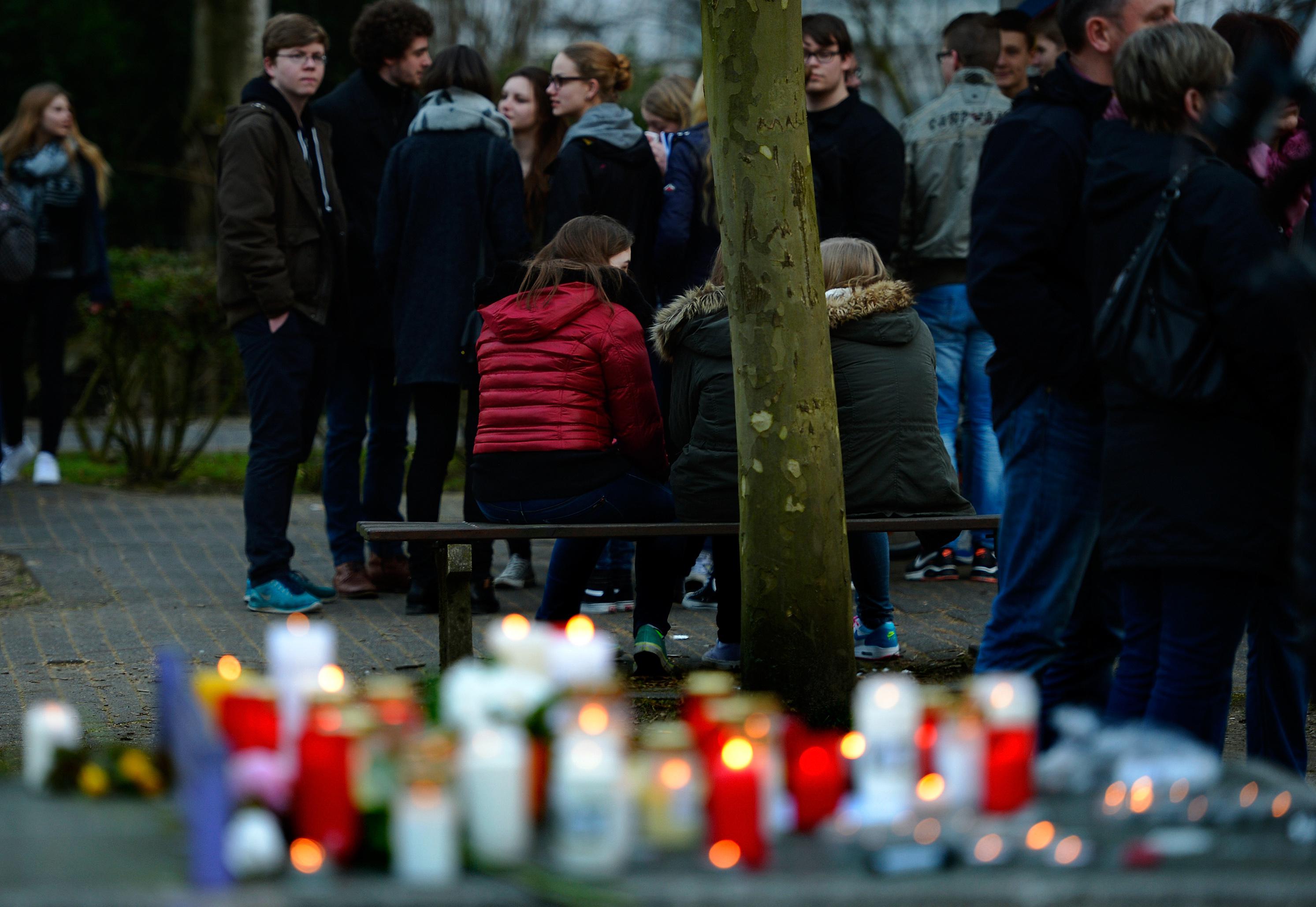 Compagni di scuola depongono candele e fiori di fronte alla scuola superiore Joseph-Koenig-Gymnasiumdi Haltern frequentata da alcune delle giovanissime vittime della tragedia aerea (Foto Afp)