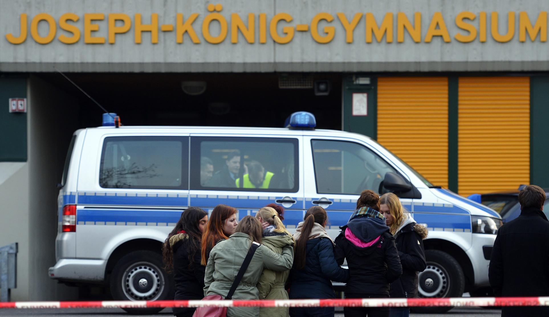 Compagni di scuola di fronte alla scuola superiore Joseph-Koenig-Gymnasiumdi Haltern frequentata da alcune delle giovanissime vittime della tragedia aerea (Foto Afp)