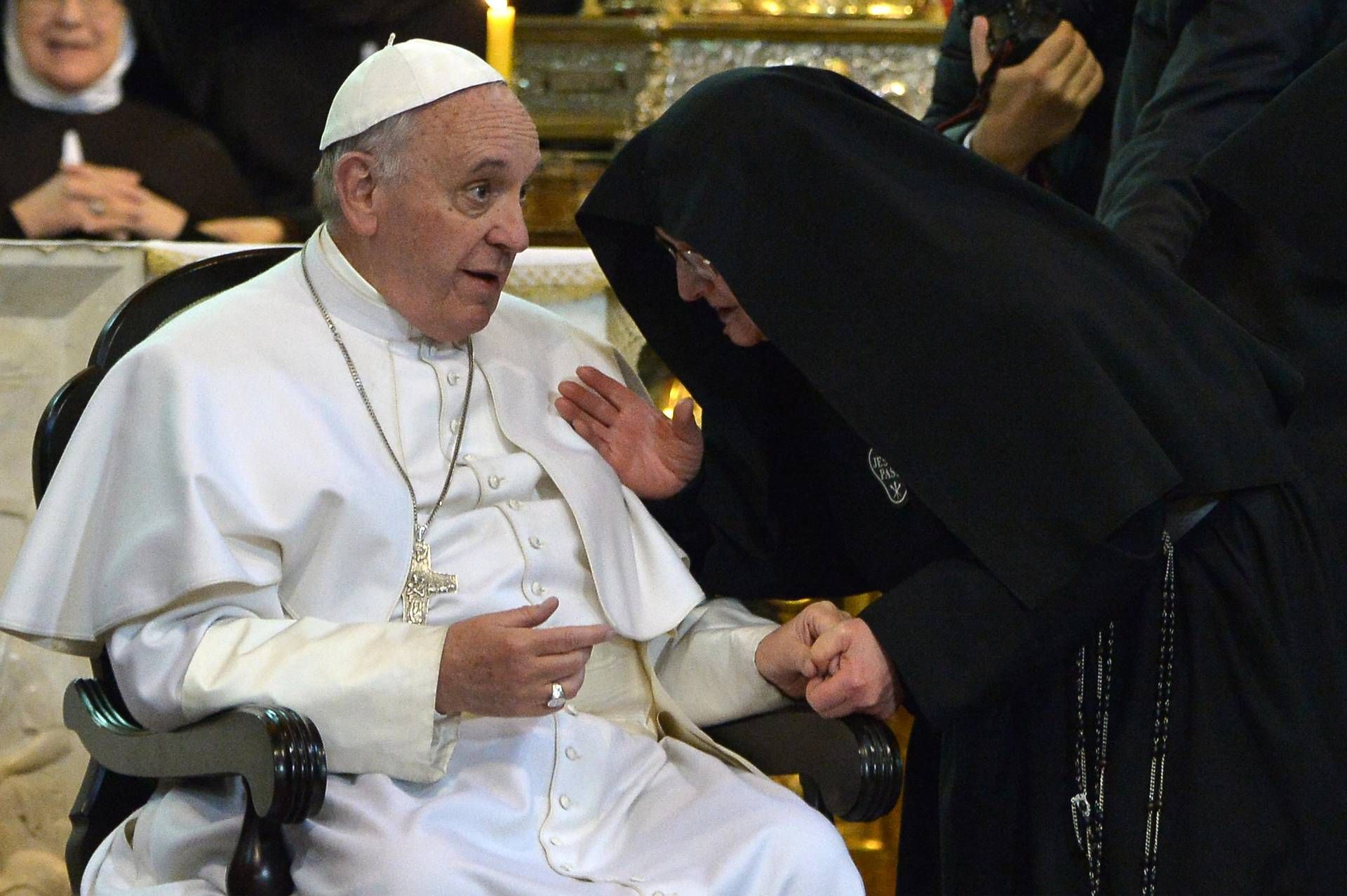 L'entusiamo delle suore di clausura per il Papa, Francesco 'accerchiato